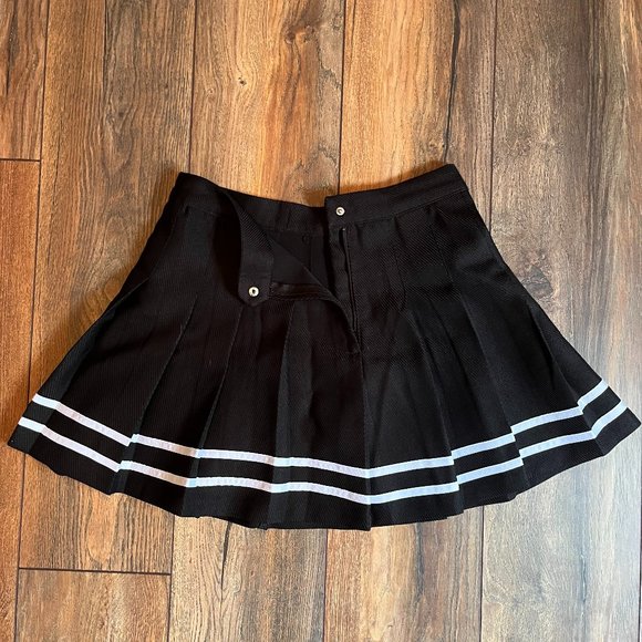 H&M black and white pleated skirt - Picture 2 of 4